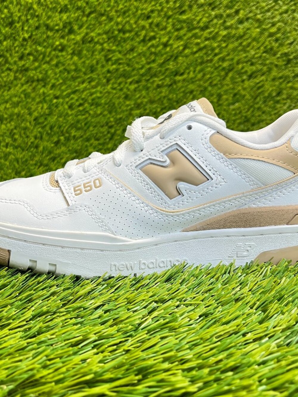 New Balance 550 Sneakers White with Beige Accents - Picture 3 of 10